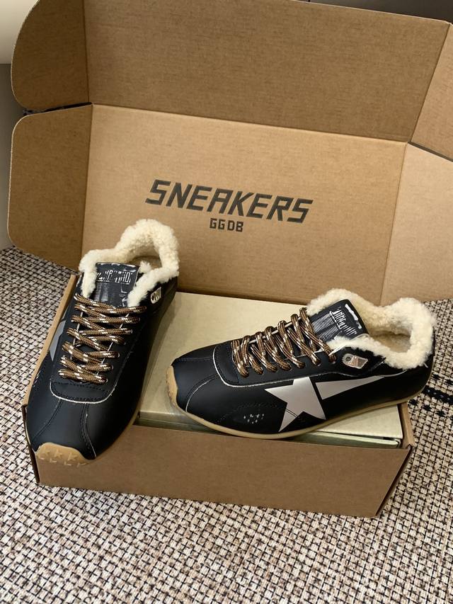 Ggdb 25Ss马拉松系列运动鞋 德训鞋 Marathon Speed-70年代美式田径风以简约线条勾勒速度美学 轻薄鞋款突破传统束缚 尼龙面与皮革拼接 既轻