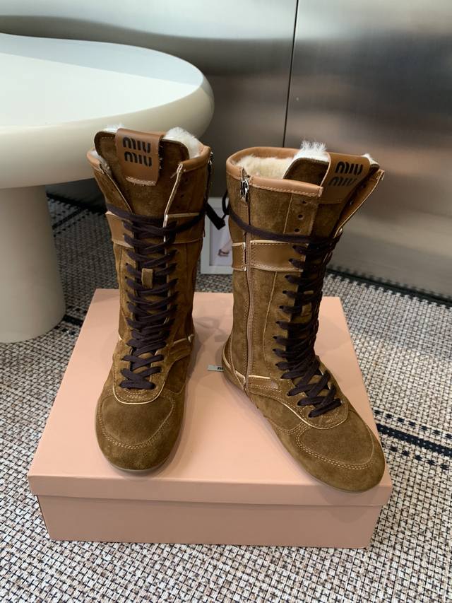 Miu Miu 缪缪 25秋冬新款 羊毛靴 马丁靴 复古经典简约帅气百搭～鞋形超好 好穿到飞起 轻盈不笨重 全羊毛内里 超级好看又保暖 冬季必备款 面料进口牛反