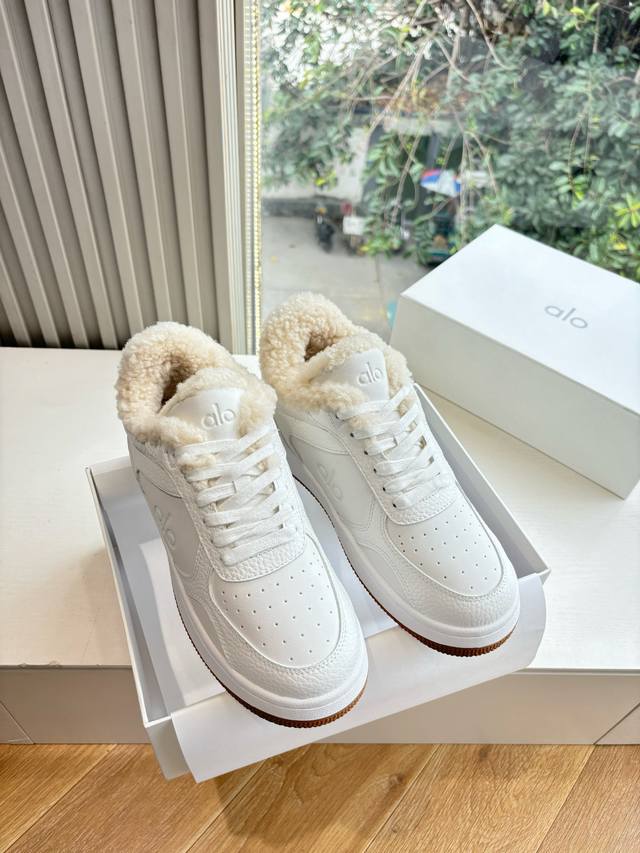 G741所见即所得Alo25S 秋冬新款 拼色小白鞋厚底 羊毛 舒适休闲款 Alo比耐克更懂女生！上脚超级百搭！而且超级舒适！是厚底款但是上脚一点都不沉重！ 非