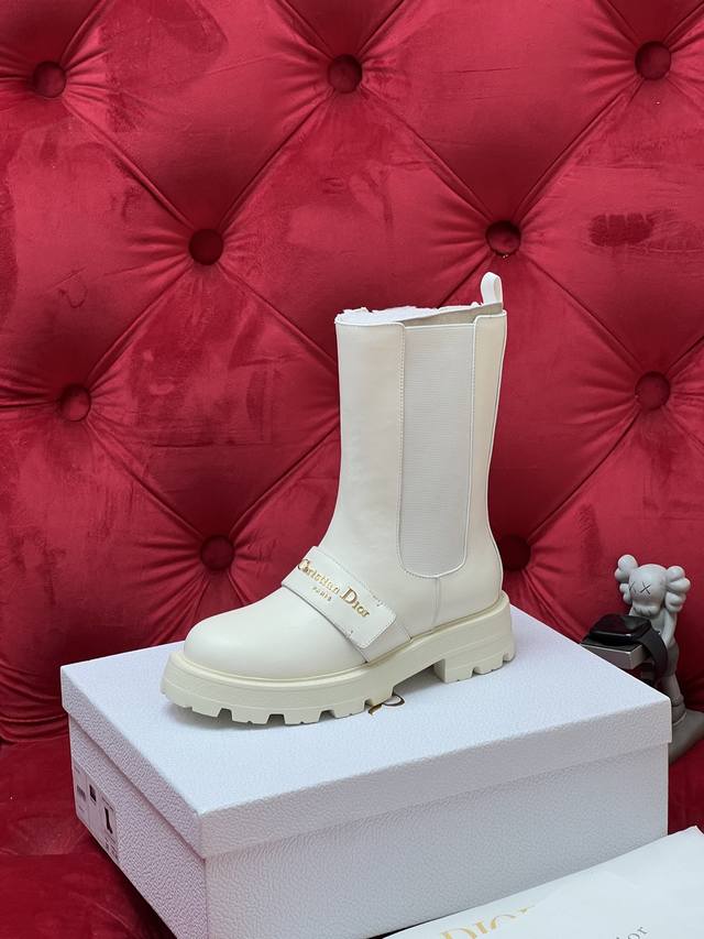 独家实拍 顶级版本 26Ss早秋新款 D-Quest 及踝靴字母金属扣侧拉链厚底搭扣机车风 这款 D-Quest 及踝靴全新演绎经典机车风格 彰显 的高订风格经