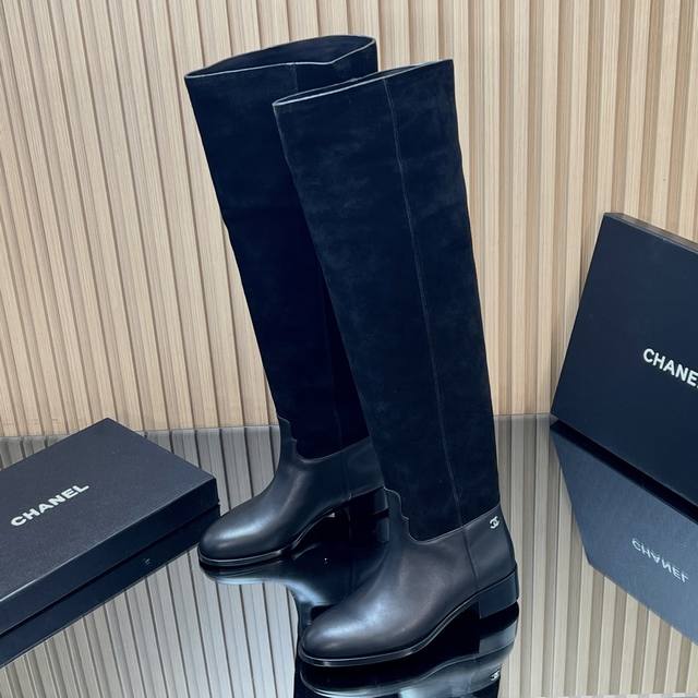 顶级版本 官网同步 Chanel 小香 25Ss 秋冬新款 过膝长靴！短靴 这款厚底在欧美街拍中出境率超高，Ins也是火了一把，调鞋楦都调了一个月 整体线条流畅