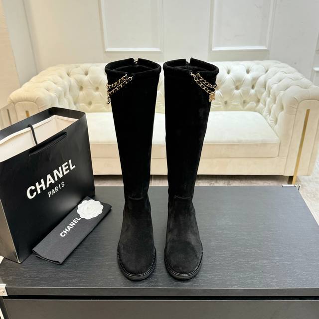 顶级版本 秋冬新款 Chanel小香25B新品四叶草双C扣链条靴子绒面短靴 标志性的双C元素与幸运的四叶草巧妙结合，链条的装饰为靴子增添了一份随性与不羁！ 在行