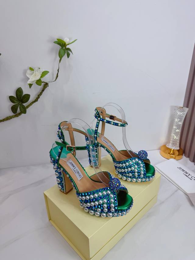 出厂 Jimmy Choo 吉米周 是一个非常全面之尊贵时尚生活品牌， 香港,美国等大时尚博主及明星的同款表带女士高跟，中跟，平跟后空凉鞋系列。 澳大利亚尖头
