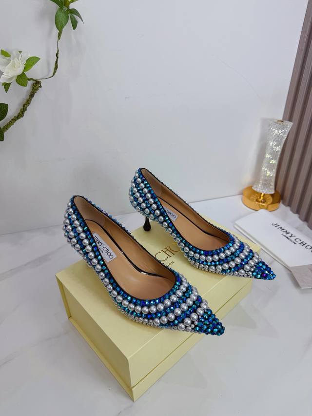 出厂 Jimmy Choo 吉米周 是一个非常全面之尊贵时尚生活品牌， 香港,美国等大时尚博主及明星的同款表带女士高跟，中跟，平跟后空凉鞋系列。 澳大利亚尖头