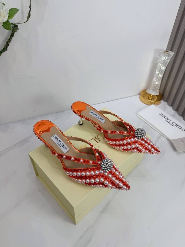 出厂 Jimmy Choo 吉米周 是一个非常全面之尊贵时尚生活品牌， 香港,美国等大时尚博主及明星的同款表带女士高跟，中跟，平跟后空凉鞋系列。 澳大利亚尖头