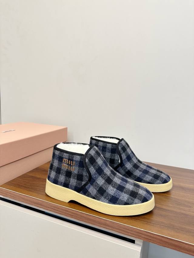 Miumiu25Ss米兰走秀款羊毛短靴 雪地靴 Miu Miu 2025秋冬系列格纹羊毛短靴，经典棕黑白格纹，羊毛混纺材质柔软又保暖，秋冬穿超合适！ 厚底橡胶鞋
