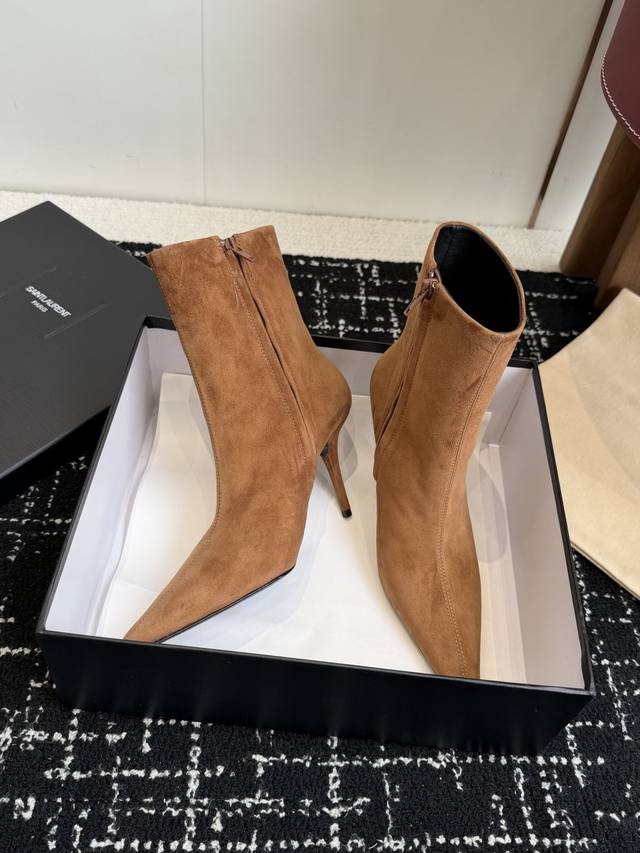 代购级 牛油皮短靴 大长腿必备 Ysl 高跟 短靴 Yvette Saint Laurent圣罗兰Logo 精致高跟 黑色牛油皮 最懂女人心的杨树林 无死角的美