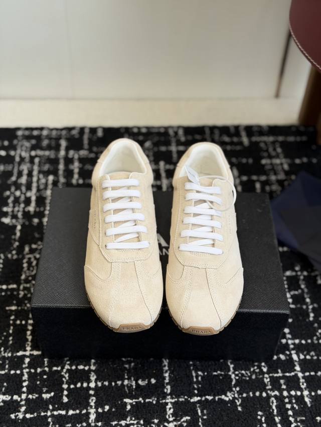 东莞代购级 prada 普拉达 25Ss春夏新款 德训鞋 休闲鞋 精工制造，缝线均匀，皮质质感一览无余，多色拼接，时尚大方，柔软舒适透气，外侧饰有prada字母