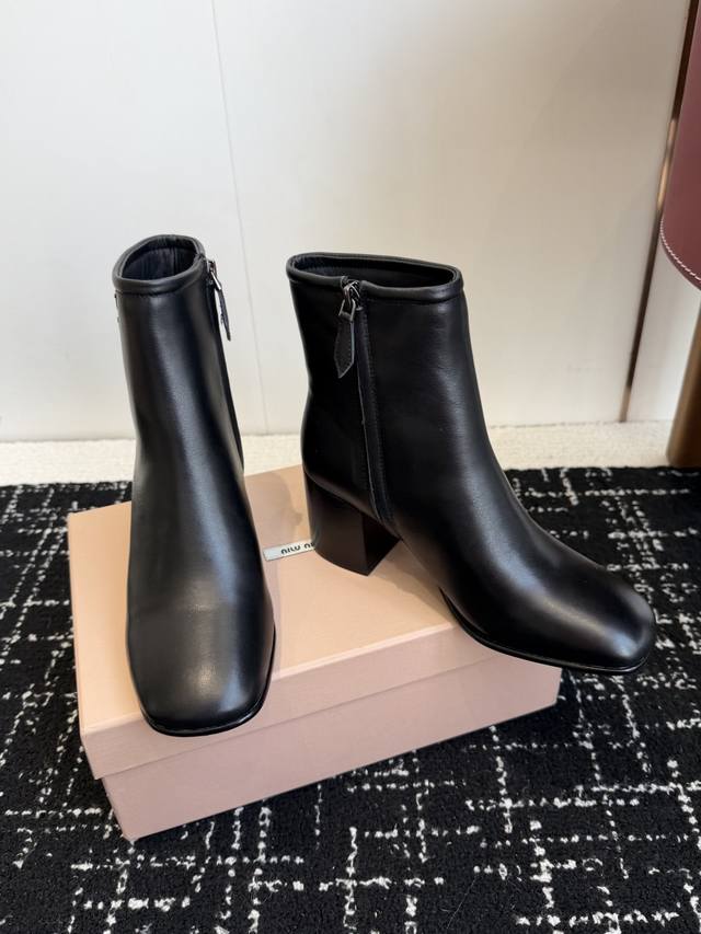代购级 Miumiu缪缪秋冬最新款复古擦色 短靴 超多明星时尚博主种草 当下最流行的型体隔板设计 结合美拉德色系皮料 打造中性休闲风格 复古做旧皮料高级感满满