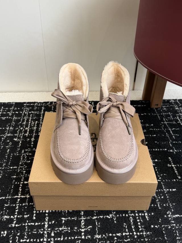 代购级 Ugg 25Ss 秋冬保暖带 雪地靴 鞋面采用翻毛皮材质，内里填充羊毛，实现保暖与质感的结合。中筒靴型搭配侧边扣带设计，既提升了造型的时尚感，又可根据穿