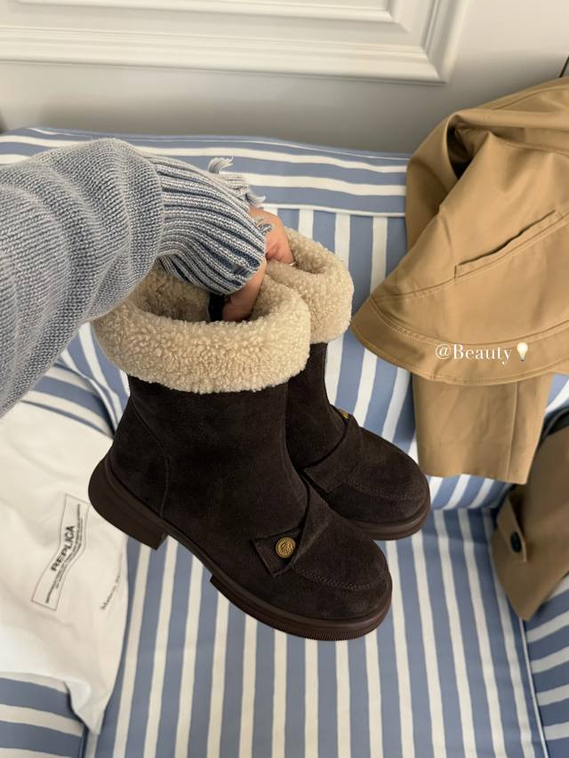 金币卷毛靴 “秋冬氛围感被这双靴拿捏住了～ 牛绒的质感+羊羔毛领口，暖呼呼又显质感，配纱裙或牛仔裤都很绝 踩在复古地毯上，像是把秋日的温柔都穿在了脚上 尺码：3