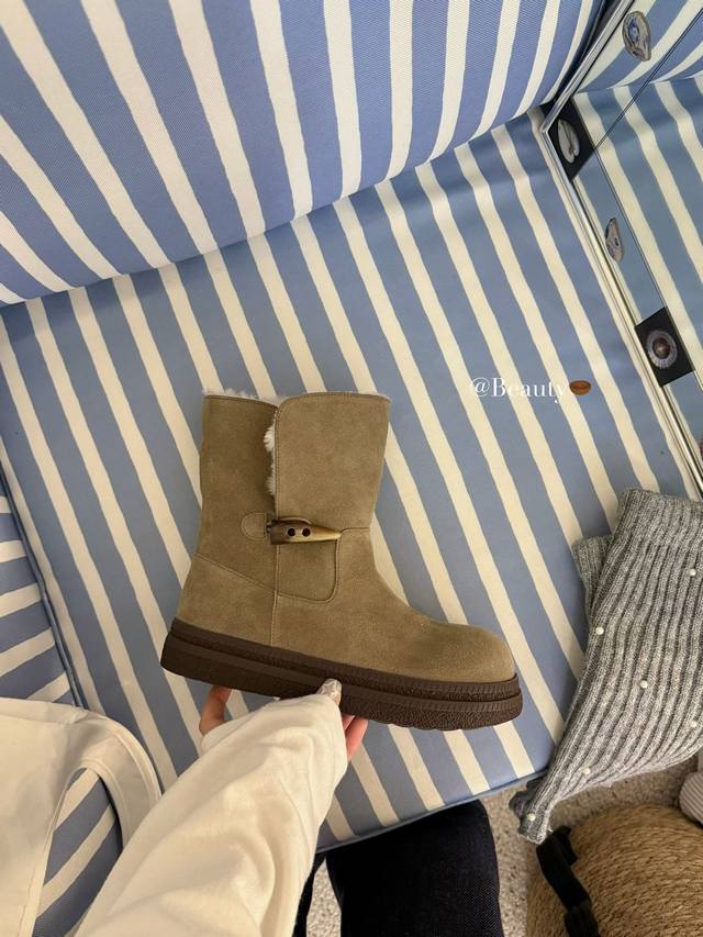 冬日氛围感刚需｜这双牛角扣雪地靴也太戳我了 谁懂啊！一到冬天就离不开这种暖呼呼的雪地靴，但普通款又怕没特色 直到遇到这双牛角扣厚底雪地靴，直接把“保暖+时髦”焊