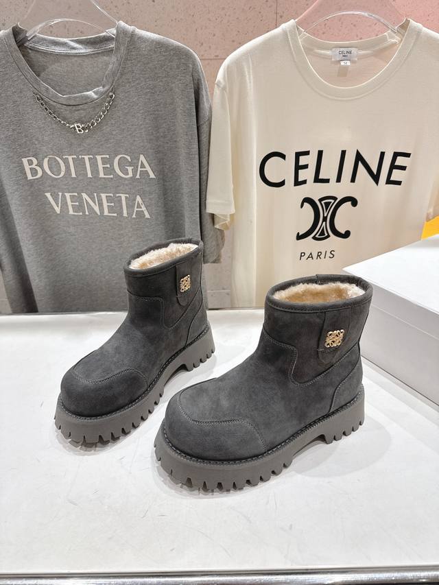 罗意威最新保暖雪地靴羊毛靴 顶级版本这么保暖还能这么轻这么软乎的靴子也只能是罗意威了吧 轻盈柔软。 这么一双又保暖、又轻盈又软平的靴子谁能拒绝，秋冬必备单品 面