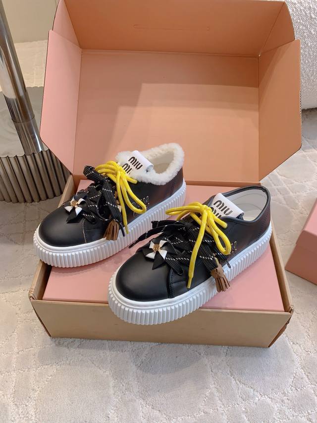 皮里 毛里 Miu 新款厚底饼干鞋休闲鞋 上脚太好看啦 闭眼入 各种穿搭都能驾驭 百搭又舒适 一年四季都能搭配 鞋面牛皮 内里垫脚羊皮 羊毛 原版开模大底 尺码