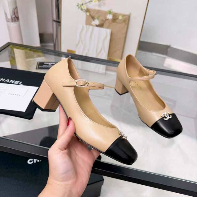 高版本小香家单鞋Chane*｜，大爆款！小香2025官网香奈儿秋冬秋鞋单鞋，系列新品乐福鞋满满的复古风 秀气的鞋型 看着就很讨喜，小圆头.衬托脚也变得瘦瘦的，上