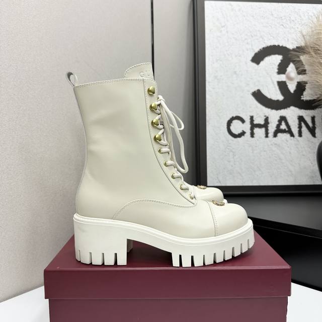 最高版本 2025古奇秋冬最新Gucci 中跟沟槽厚底马衔扣踝切尔西靴代购级别 高端精品尖货 这款短靴匠心融蕴靴子和软帮鞋设计中的时尚元素，配以轻质发泡橡胶沟纹