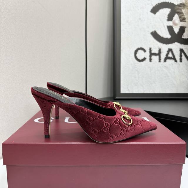 2025夏季 Gucci 最新D字浅金马衔扣丝绒半拖 凉鞋 皮面 压花 这款女士夹趾凉鞋搭配饰经典大D新马衔扣细节金色调配件，彰显品牌传承，尽显别样魅力。采用精