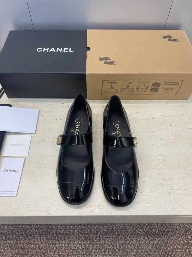 工厂p价p 莞货 顶级代购版 Chanel 香奈儿 2025秋冬新款玛丽珍芭蕾舞娃娃女鞋 小香字母Logo五金扣低跟圆头拼色乐福单鞋 材质:鞋面进口牛漆皮+水染