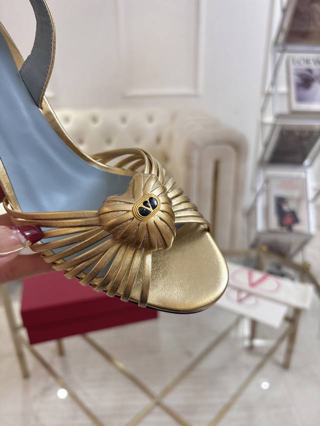 最新春款 桃、重工打造经典高跟鞋，顶级版本绝对史上最强货 欢迎对比面料釆用进牛皮、内里印度羊皮，大底采用意大利进口真皮大底，舒适好穿楦型与专柜一致，优雅气质、标