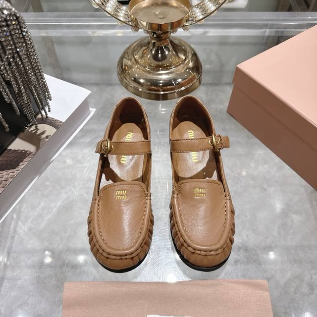 出厂 Miu新款字母芭蕾乐福单鞋小皮鞋 脚背一字带弹力玛丽珍芭蕾舞鞋 平底单鞋 官方春夏走秀新款，时髦百搭 ，一点也不磨脚，无论光脚穿还是搭配袜子穿都超级减龄颜