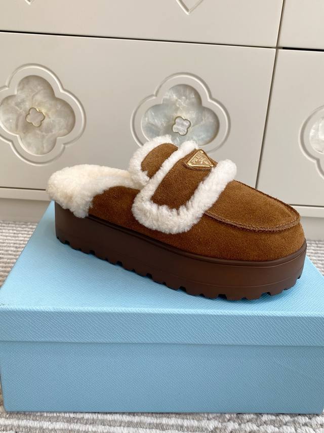 秋冬厚底穆勒毛毛拖鞋｜奢享暖意步履 全新 三角标 限定系列 以丝光反绒牛皮雕琢鞋身 内里甄选澳洲进口羊皮毛一体 如踏云端 暖意自脚尖漫延 原版开模橡胶厚底 既撑