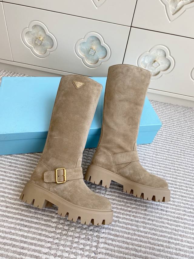 prada 25Ss 复古骑士厚底长靴，一脚蹬的懒人设计，奢适与松弛并存。 鞋身选用细腻头层牛皮，光泽自然，做工精准，每一寸都写着 高级 。金属扣带点缀，复古与