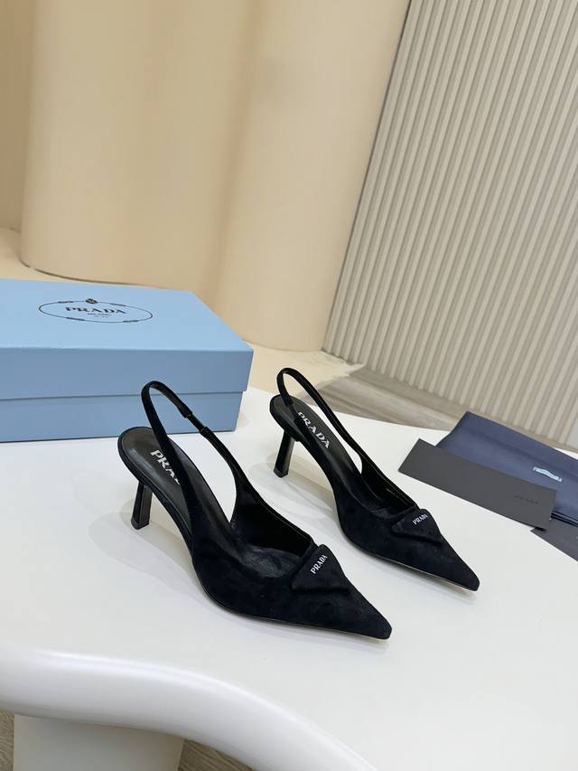 prada 7.5Cm 高跟鞋 ｜早春造梦系列登场 这一双，真的美到词穷。 prada经典三角标高跟后空设计 妥妥的T台复刻 高级感拉满 丝光羊猄面料细腻泛光