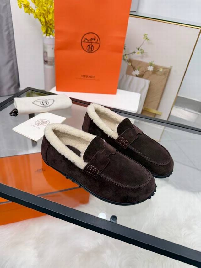 秋冬新色｜Gucci古驰这款平底羊毛鞋也太高级了吧！ 作为设计传承的经典代表 每一处细节都在诉说优雅 鞋面采用标志性Gg字母绒面牛皮 质感满满，经典永不过时 内