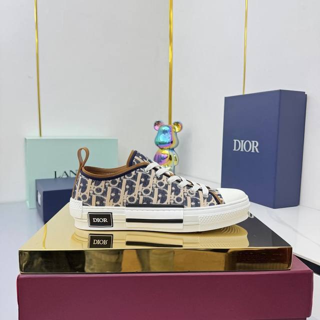 Dior 迪奥爆款短靴新款上市，原版复刻，拆卸1:1。休闲运动鞋。原版包装， 面料:头层牛皮 内里:休闲网料 大底:Tpu原版大底 尺码:35-46 原版全套包