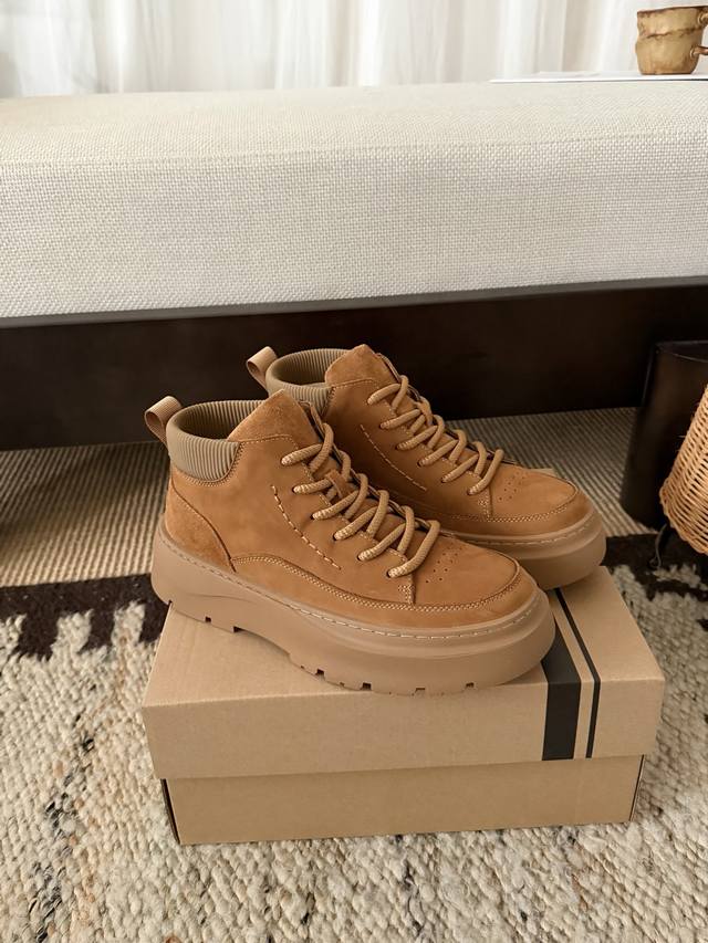 复古工装男鞋 时尚感十足 休闲百搭 很年轻系列 头层牛皮鞋面高级又不显老气 质感完全拉满 秋冬这把直接拿捏～ 内里羊毛上脚一点不臃肿 闭眼入！ Size：39