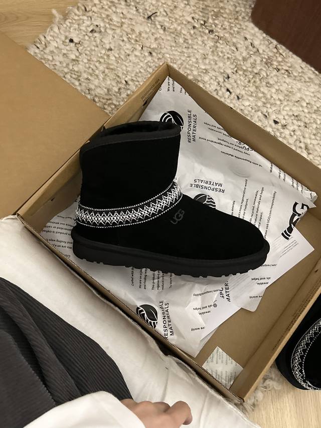 低帮黑色 Ugg 平底新月款54款，编织民族风款 经典百搭，新式民族风，牛皮羊毛俩色：黑色。栗色。 码数35-40