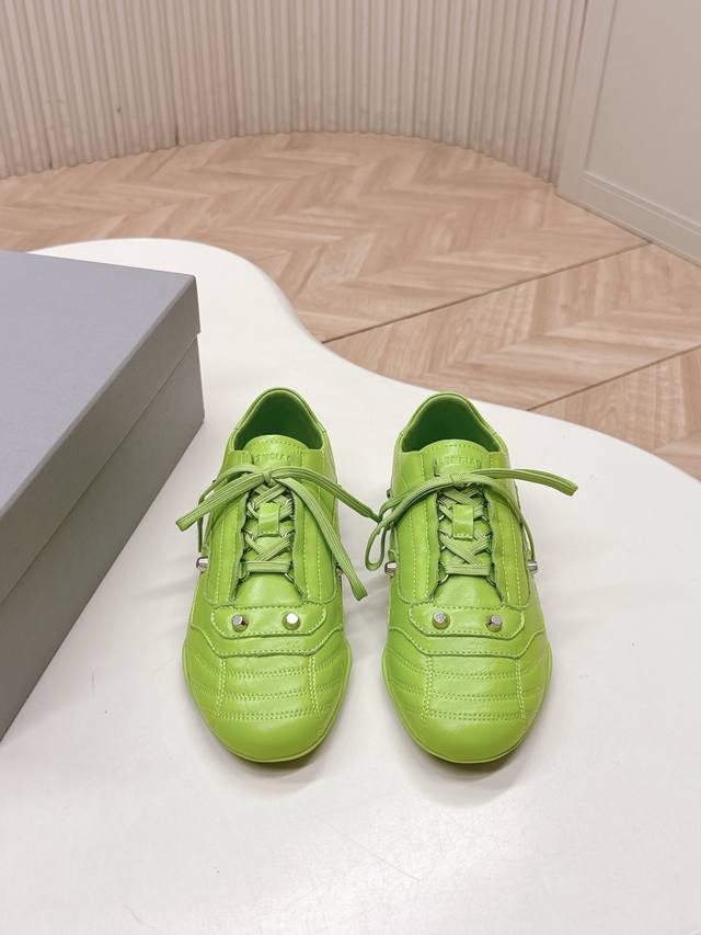 Balenciaga巴黎世家 City Sneaker运动鞋. 以柔软贴合的鞋身轮廓搭配超薄同色系鞋底，呈现出兼具运动感与先锋的轻盈姿态。鞋面采用皱漆皮打造，表