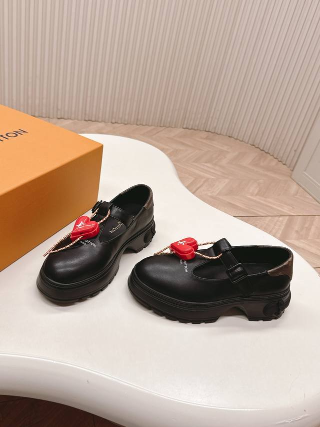 Lv驴牌 25Ss 新款秋冬单鞋小皮鞋 楦型百搭瘦脚Yyds.造型立体饱满，帅气十足 上脚舒适 独家模具爱饰扣，非常复古可爱风、气场十足，原版老花设计风格非常经
