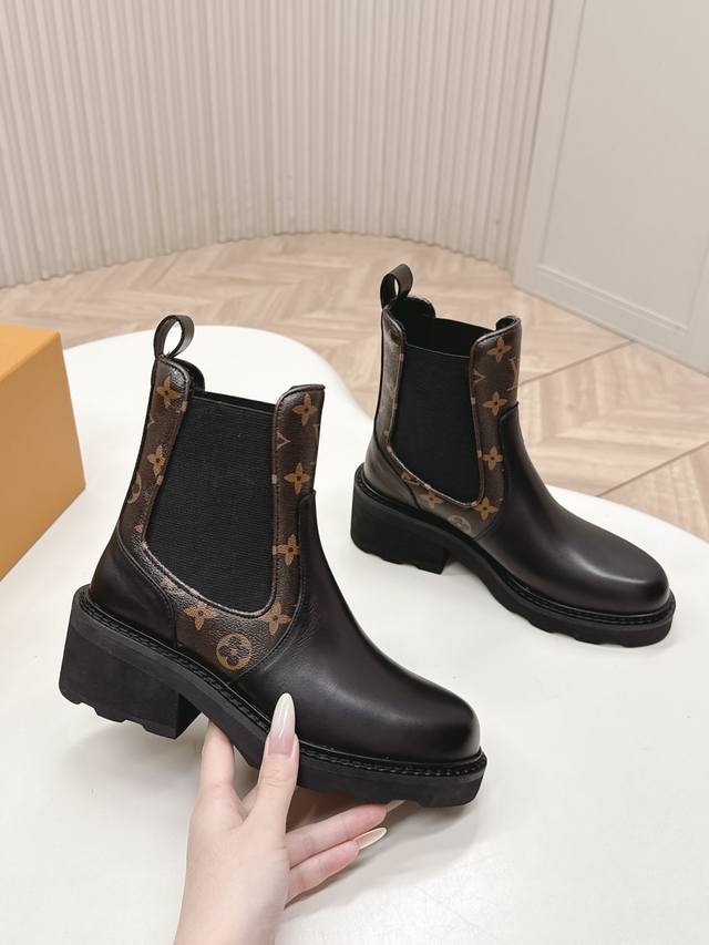 Lv驴牌 25Ss 新款秋冬马丁靴短靴 楦型百搭瘦脚Yyds.造型立体饱满，帅气十足 上脚舒适 非常可爱复古风、气场十足，原版老花设计风格非常经典 细节完美 酷