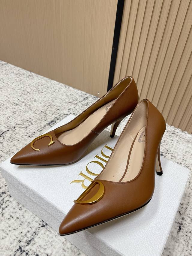 顶级版本： Dior 迪奥25Wf新品Cd金属扣尖头 高跟鞋单鞋 这款鞋以利落廓形重塑女性力量美学 鞋跟高度拿捏得宜 既衬出修长腿线 每一步都带着不刻意的气场。