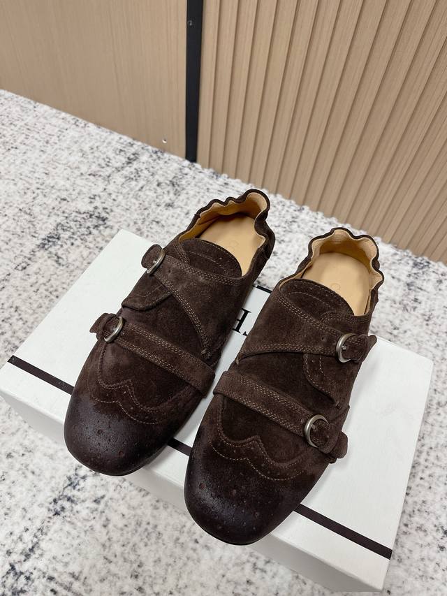 顶级版本： 25Ss早秋新款Cotemp 布洛克柔软孟克鞋 可踩脚穿单鞋 一脚蹬皮鞋 复古雕花冲孔乐福鞋 传统的孟克鞋鞋面上有一个宽大的横向带装饰及金属环扣,并