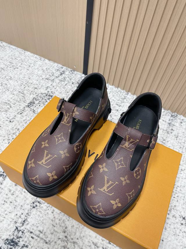 顶级版本： Louis Vuitton Ss25 Lv驴牌新款厚底休闲鞋乐福鞋 简约又复古，时髦感拉满！厚底设计增高又舒适，日常通勤、休闲都能轻松驾驭艹。鞋面“