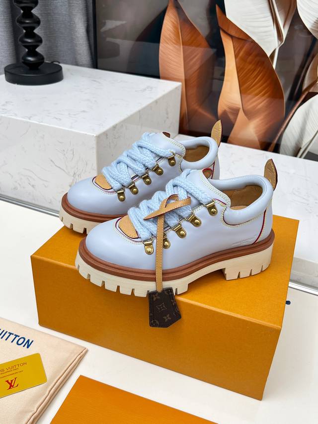 Lv 路易威登德比鞋2025秋冬新款！一比一开发，复古时尚，帅中带酷的登山鞋岀货啦。 材料：进口头层牛皮 内里：进口小羊皮 大底：原版开模Tr防滑大底 底高：3