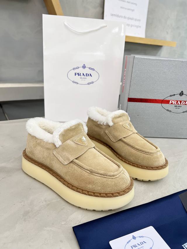 普家重版推出：原版1:1复刻、高品质出货、厚底羊毛鞋时尚走秀款、鞋子上脚超暖和、轻便，鞋型韵味超赞、舒适度百分百、值得拥有。 大底：原版pu大底 鞋面：高丝光牛