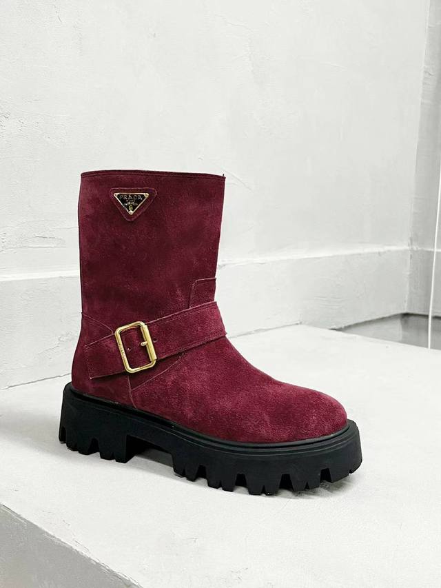 p家经典三角标王炸女靴，冬天买不到的系列，绝对是今年的大爆款！！贼好看，p家靴子真的很哇塞！上脚大气显腿瘦气质这块刚好拿捏 鞋面：牛皮 高丝光牛猄 内里：羊皮