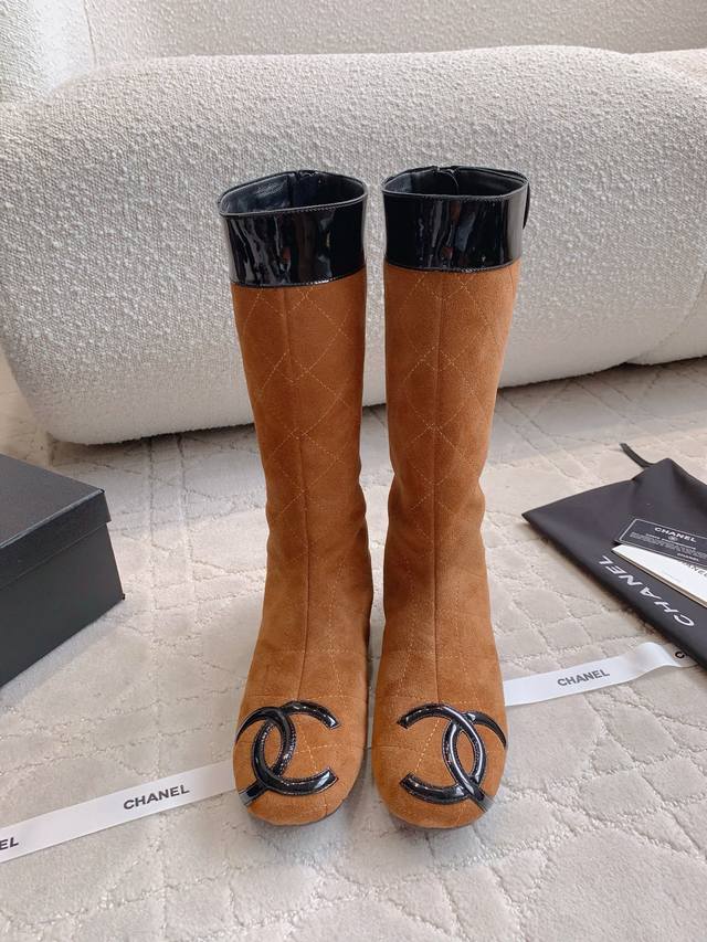 出厂价p Chane*新款康鹏系列长靴 上脚效果绝了 任何穿搭都能轻松驾驭 妥妥拿捏 脚感舒适 可休闲可正式优雅的百搭单品 鞋面牛反绒 原版开模大底 尺码35-