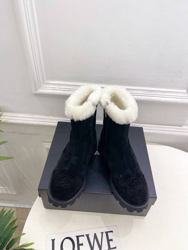 小香 25 2025 秋冬秀场新品 小香经典双C厚底毛毛雪地靴 系列上新 Bs时尚圈的绝绝子 搭配将演绎着细致 极简 永不褪去的经典元素 展现与众不同的穿搭风格