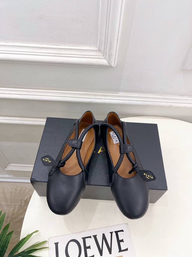 Alaa 阿莱亚25Ss秋冬新品交叉饰带平底芭蕾舞鞋 Alaa作为这两年最受欢迎的鬼才设计师品牌，设计简单、奢华的质感让你爱不释手 不想满大街撞款的可以看看这个