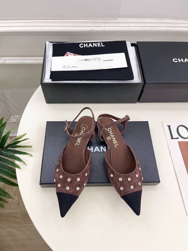 小香 25 2025 秋冬新品 专柜经典走秀款 小香双C水钻尖头平底凉鞋 系列上新 Bs时尚圈的绝绝子 搭配将演绎着细致 极简 永不褪去的经典元素 展现与众不同