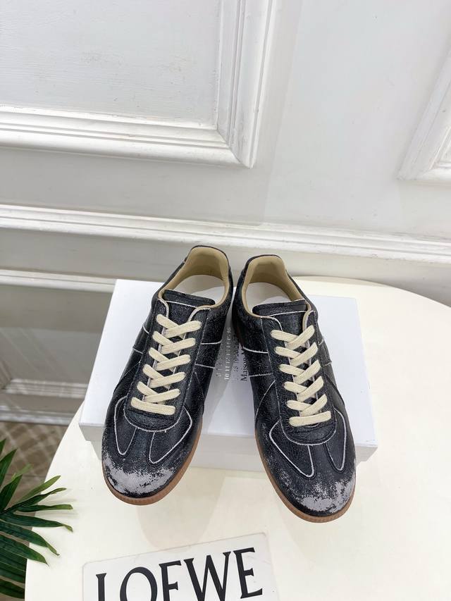 Maison Margiela 马吉拉 2025Ss 秋冬新品 涂鸦情侣皮面德训鞋 休闲鞋 Mm6作为这两年最受欢迎的鬼才设计师品牌，设计简单、奢华的质感让你爱