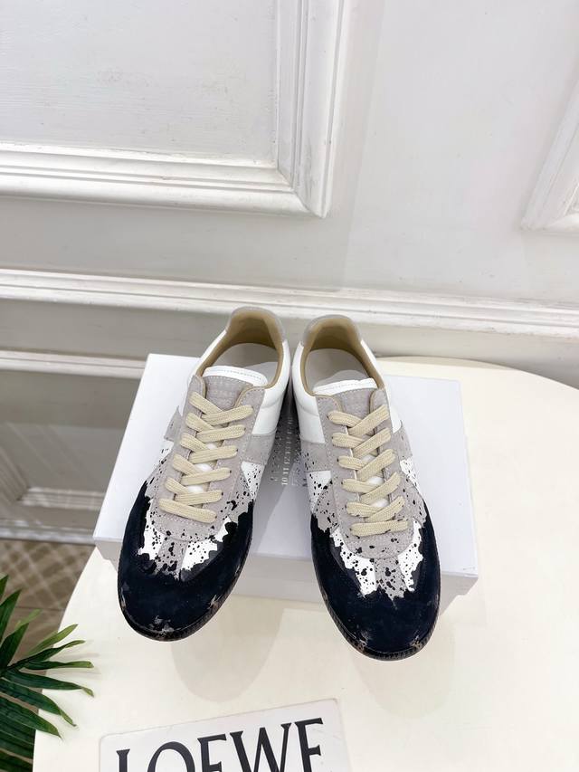 Maison Margiela 马吉拉 2025Ss 秋冬新品 涂鸦情侣德训鞋 休闲鞋 Mm6作为这两年最受欢迎的鬼才设计师品牌，设计简单、奢华的质感让你爱不释