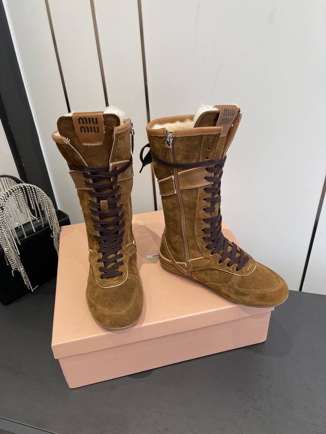 缪缪新品 秋冬季绑带羊毛里休闲靴骑士靴毛毛靴 出现在各大时装杂志封面 各路明星、小红书博主同款，上脚尤为惊艳到你的一款，闭眼入都是不会后悔 搭配还是可咸可甜，方