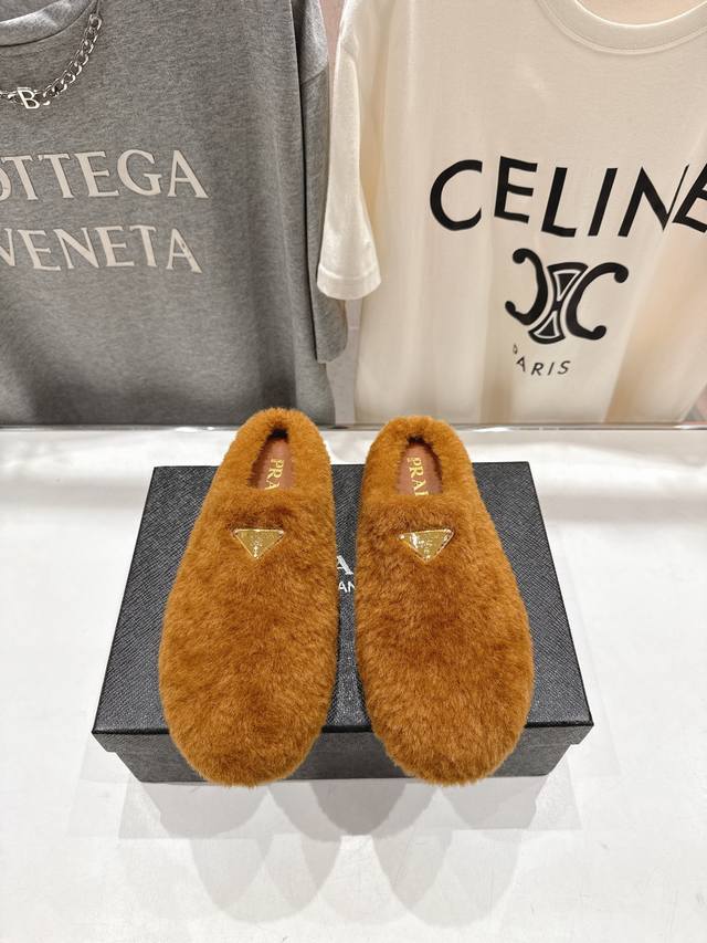 普拉达秋冬新款居家半包羊毛拖鞋毛毛鞋闪亮登场. 时尚大方的设计呈现经典轮廓，不管面对任何场所 主场只属于你！ 面料高等级羊毛植毛 内里垫脚绵羊纹 原版开模Tpu