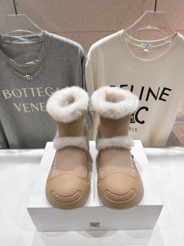 罗意威最新保暖雪地靴羊毛靴 顶级版本这么保暖还能这么轻这么软乎的靴子也只能是罗意威了吧 轻盈柔软。 这么一双又保暖、又轻盈又软平的靴子谁能拒绝，秋冬必备单品 面