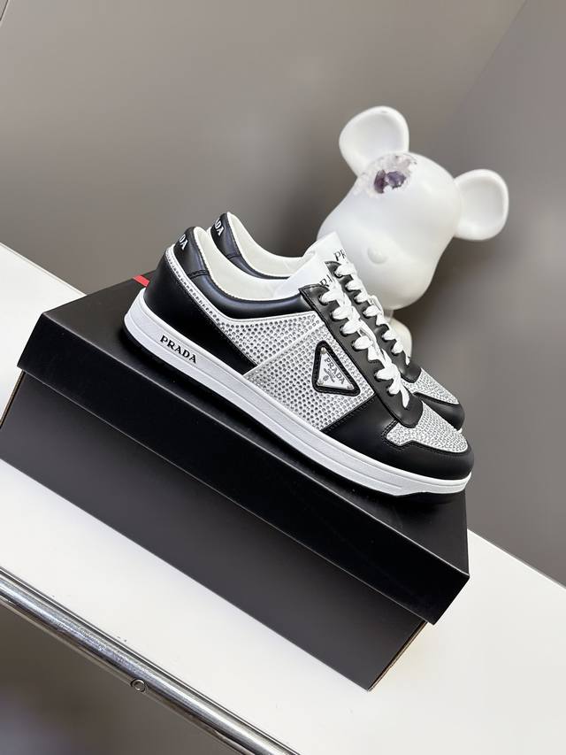 顶级新品男鞋系列 鞋型非常秀气且不软榻 日常休闲百搭，脚感也是相当舒服 透气可佳，一年四季都不愁穿搭 面料采用进口牛皮材质 内里和垫脚采用牛皮 原版进口Tpu原